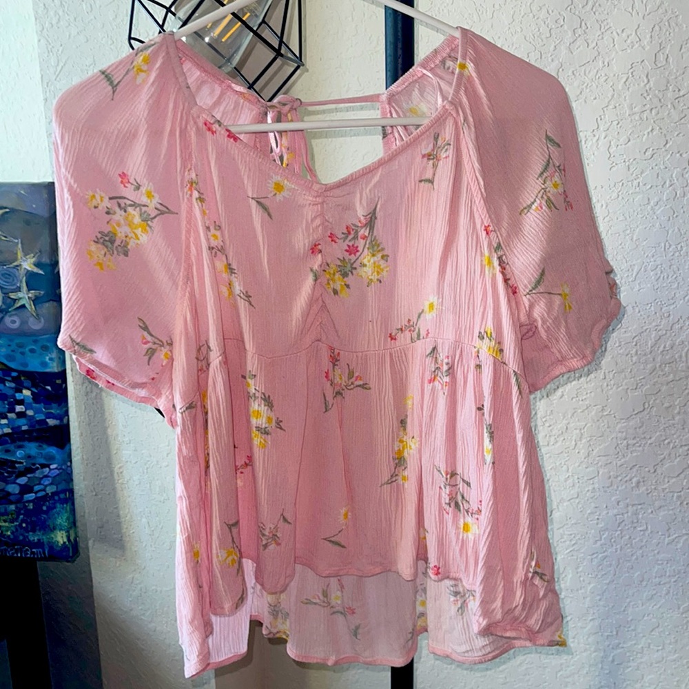 Adorable little summer top ties behind neck size large